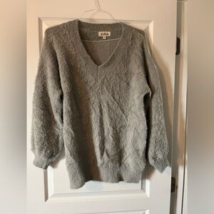 Listicle Women's Gray V-Neck Sweater